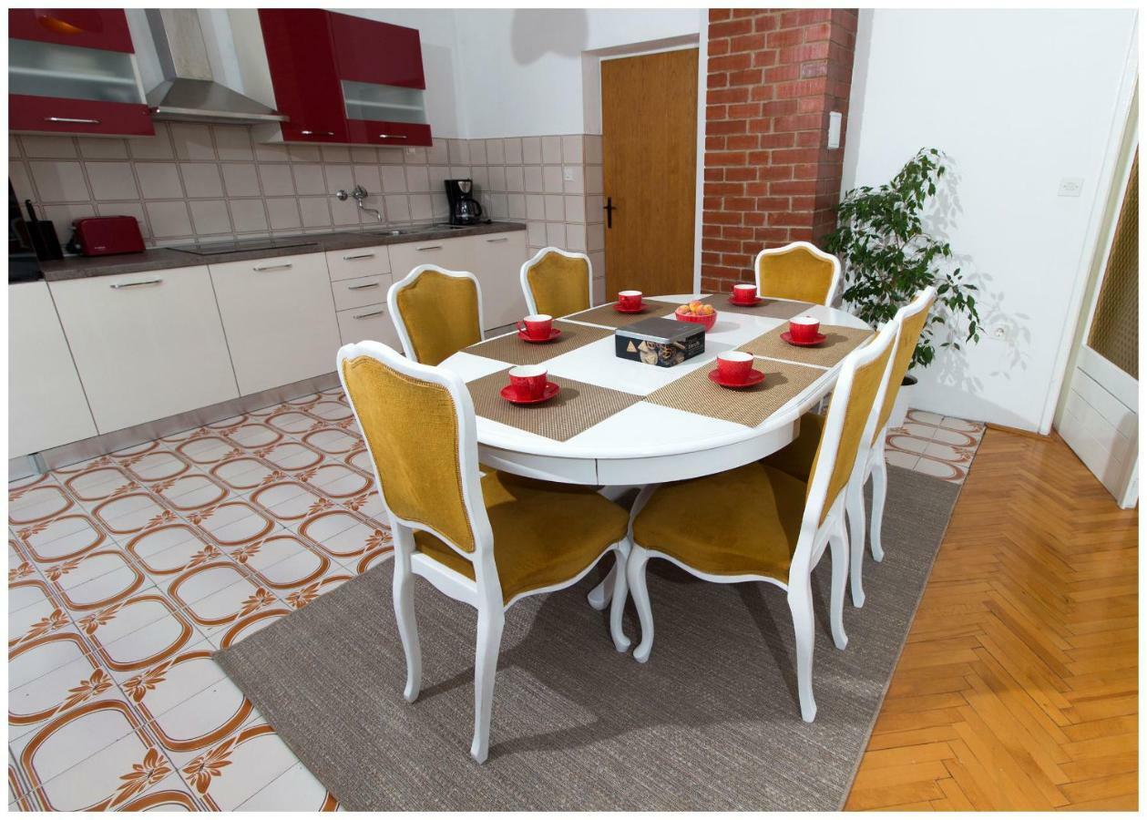Large Apartment Between Split And Trogir Kastela Dış mekan fotoğraf